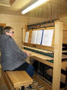 Une élève jouant un air de Noël sur le clavier du  carillon