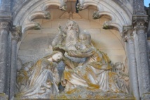 Détail de la façade principale, le couronnement de la Vierge