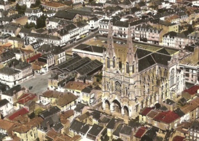 La place Rougé, bordée par les ancienne halles