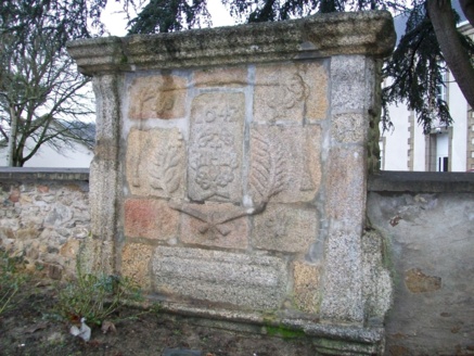 Le linteau de porte de l'ancien couvent des Cordeliers (1642)