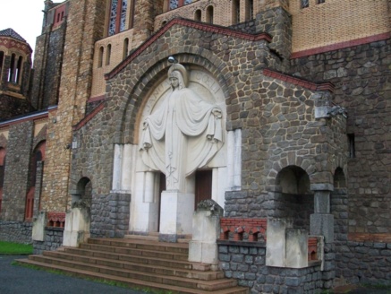 Le portail de la Vierge de l'église du Sacré-Coeur