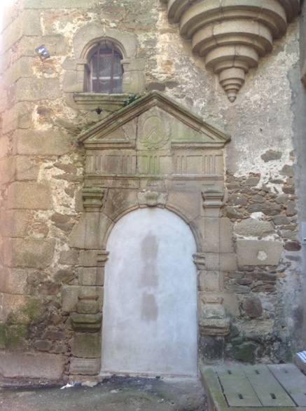 L'ancienne porte d'entrée récemment murée