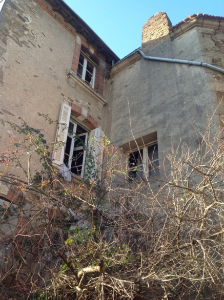 La façade arrière de l'édifice, laissée à l'abandon.
