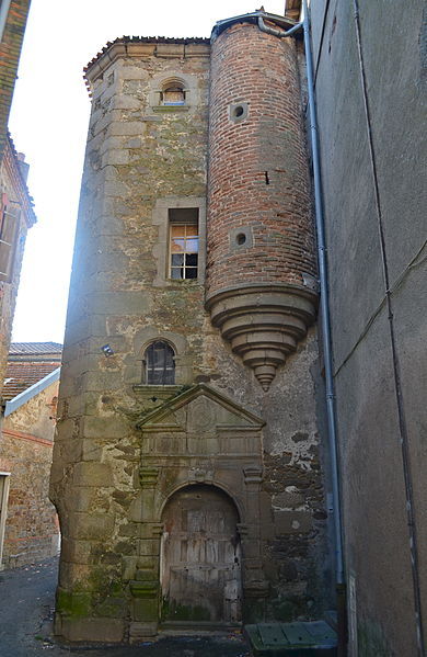 Le monument avec sa porte en bois ouvragée à l'ancienne, tel qui se présentait encore il y a quelques mois. Le monument avec sa porte en bois ouvragée à l'ancienne, tel qui se présentait encore il y a quelques mois.