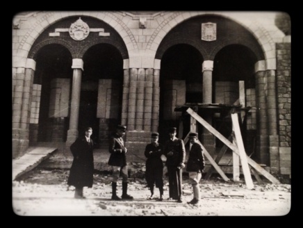 Visite du chantier par l'architecte Laurentin et l'abbé Cesbron lors d'une permission, février 1940. Visite du chantier par l'architecte Laurentin et l'abbé Cesbron lors d'une permission, février 1940.