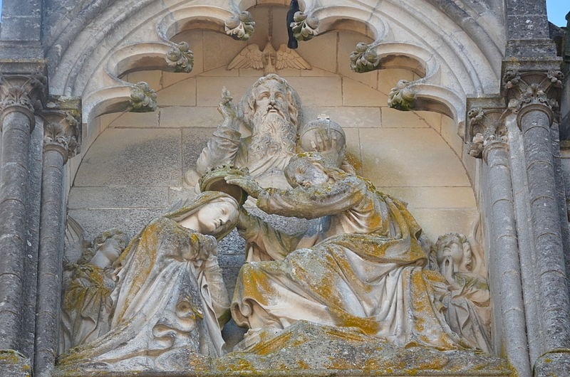 Détail de la façade principale, le couronnement de la Vierge