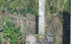 La croix de l'allée du Chêne Landry, souvenir d'un événement tragique
