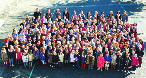 Tous les élèves de l'école Jeanne d'Arc dans la cour de récréation 2012-2013