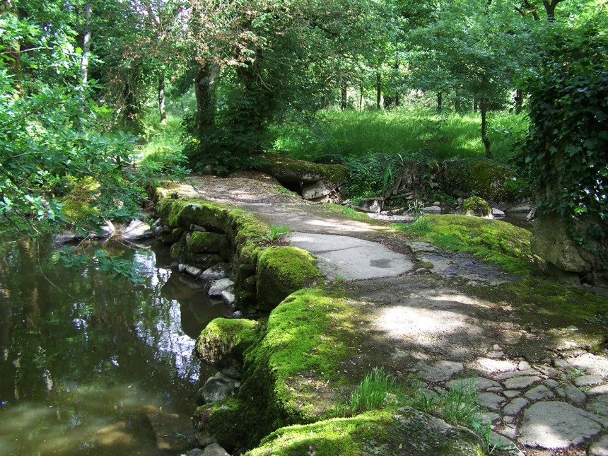 D'îlot en îlot la chaussée franchit la rivière