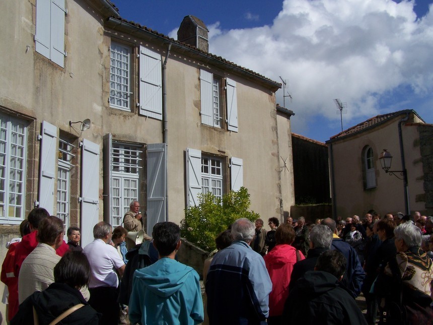 Dans la cour intérieure du logis de Tirepoint