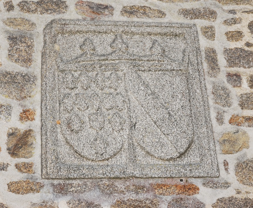 Le blason d’Alexis Charbonneau de l’Echasserie et Gabrielle d’Escoubleau du Sourdis, hérité de l'ancienne église et scellé sur un mur de la nouvelle