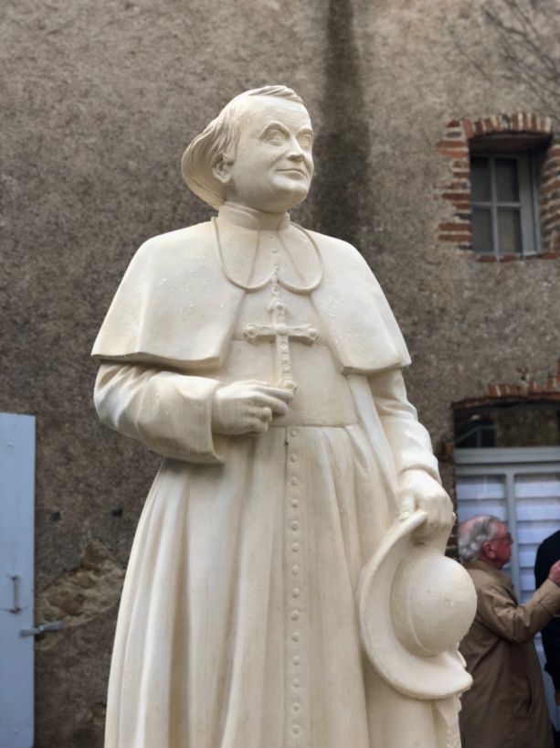 La statue du cardinal bénie par Mgr Defois