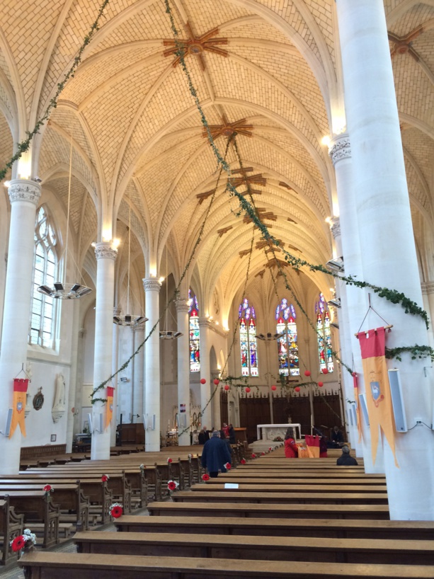 L'église de Maulévrier décorée aux armes du cardinal Luçon