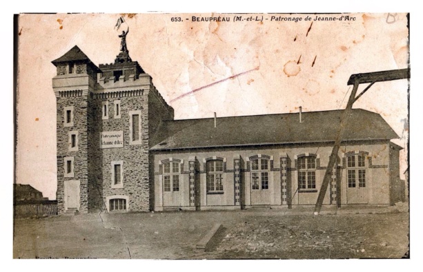 En 1912, on apercevait de loin la statue de Jeanne d'Arc posée sur l'une des tours du patronage.