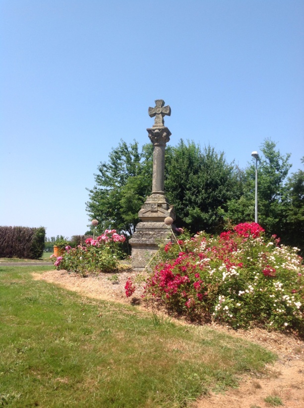 Cholet : la croix du Chêne Landry, vestige de l'ancien cimetière 