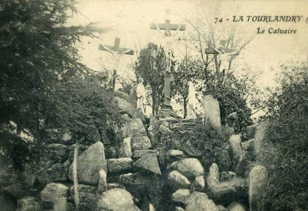 La Tourlandry : le calvaire monumental, quand les Landériciens apportent leur(s) pierre(s) à l'édifice
