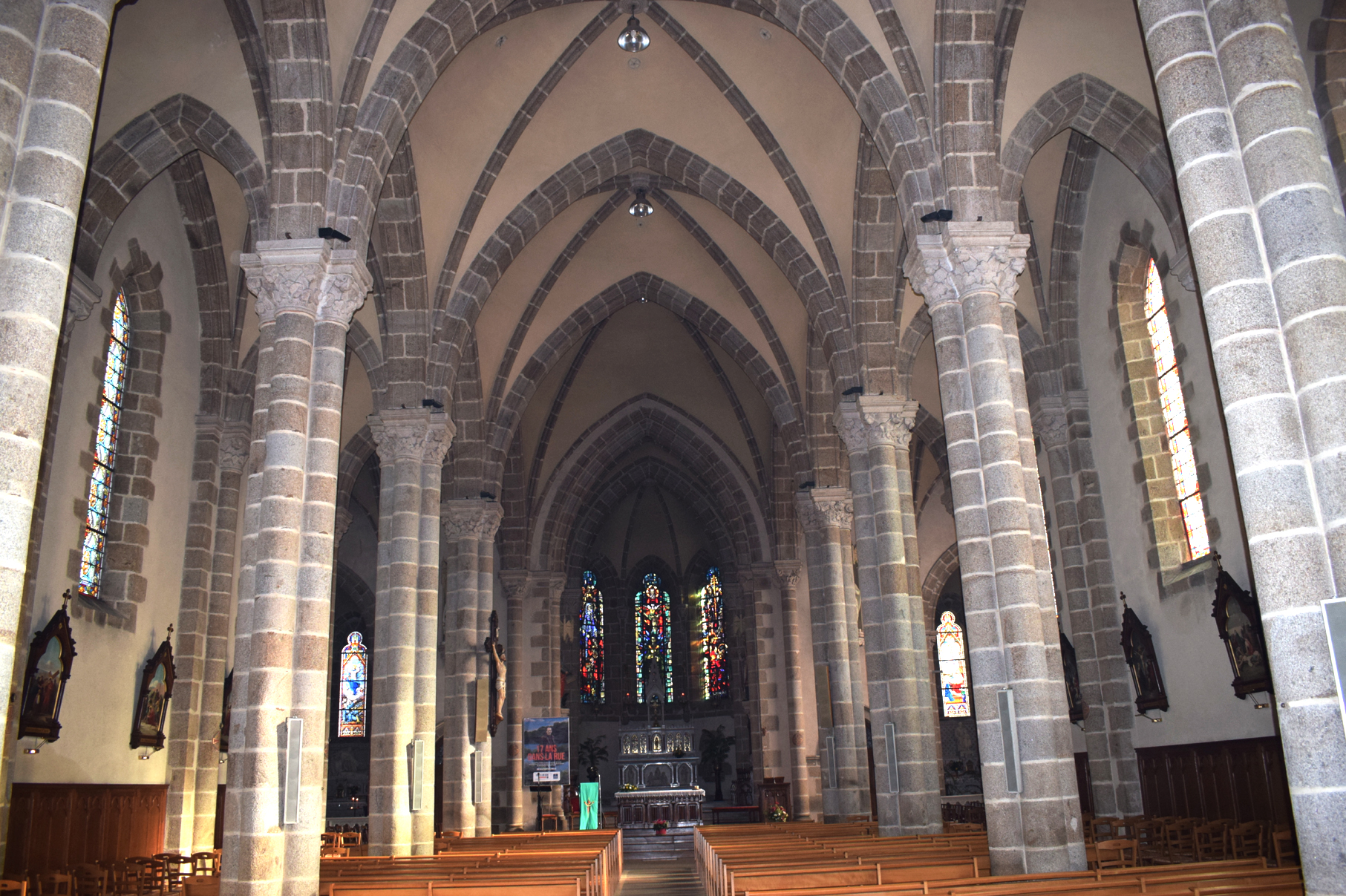 Intérieur de l'église de Saint-Fulgent