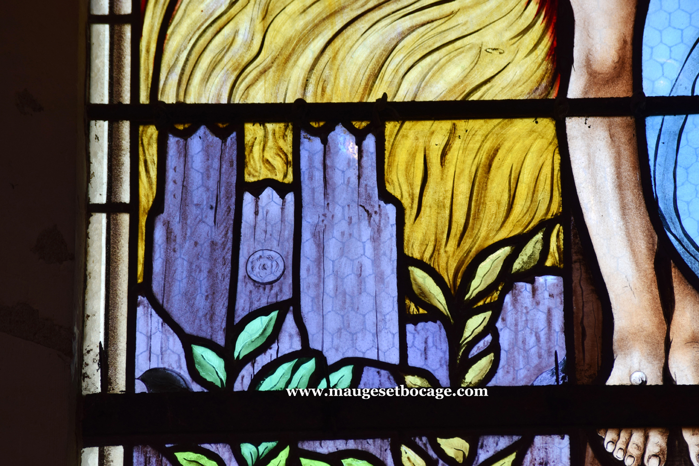 Détail d'une verrière de la 3e travée : l'incendie de la cathédrale de Reims en septembre 1914