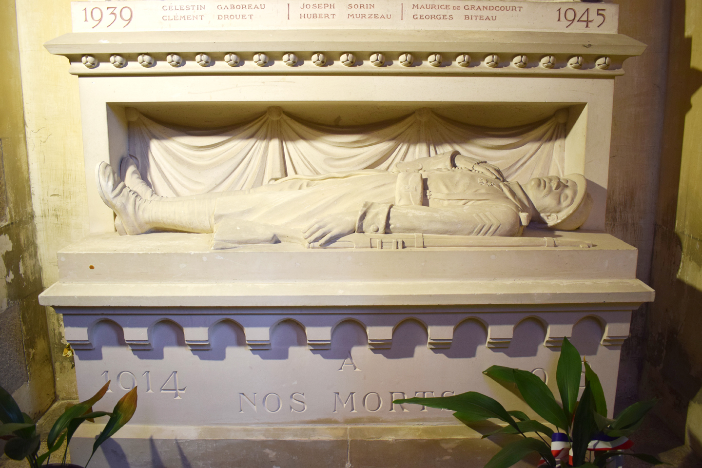Le gisant du monument aux morts de La Verrie