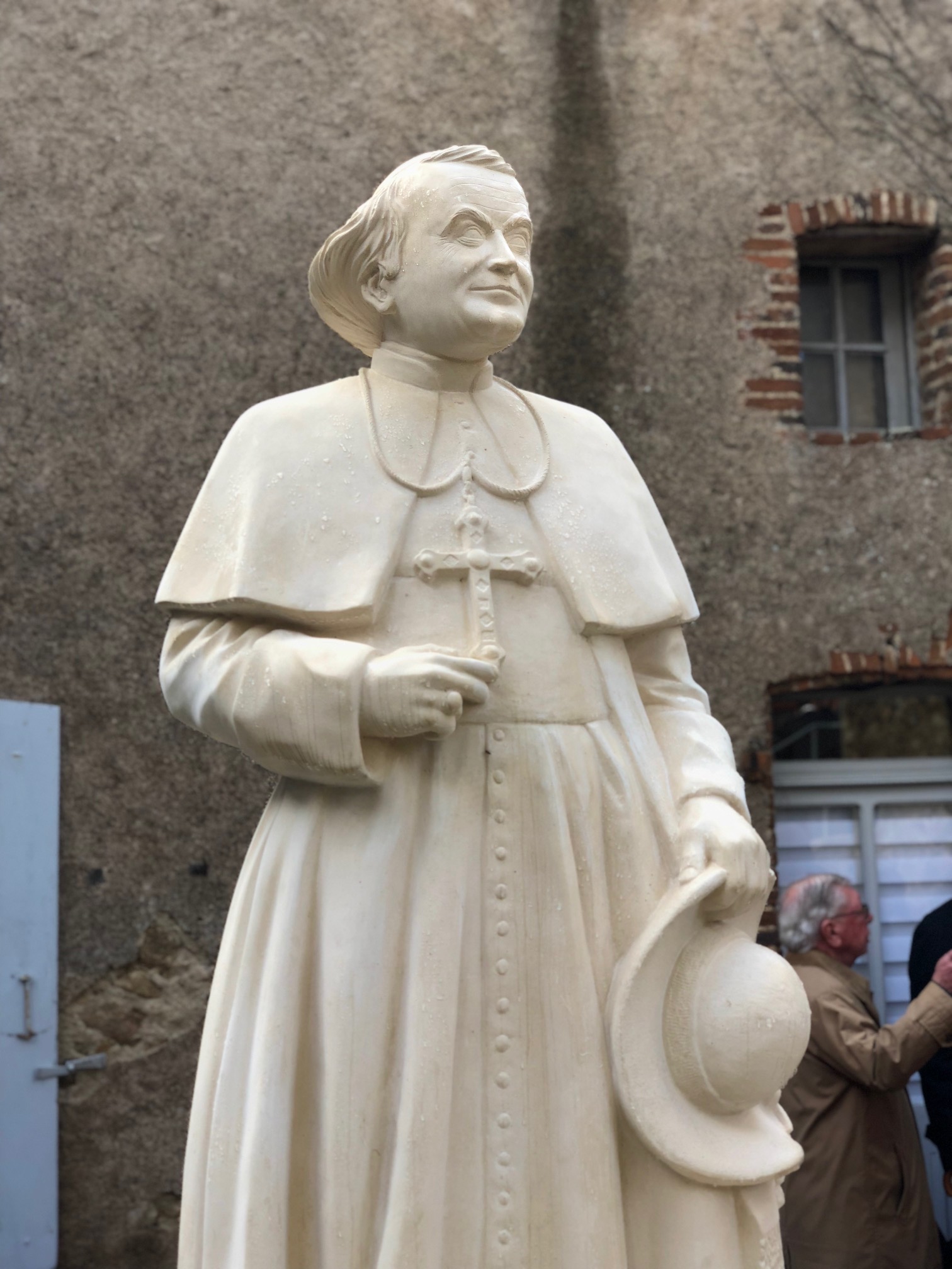 La statue du cardinal bénie par Mgr Defois