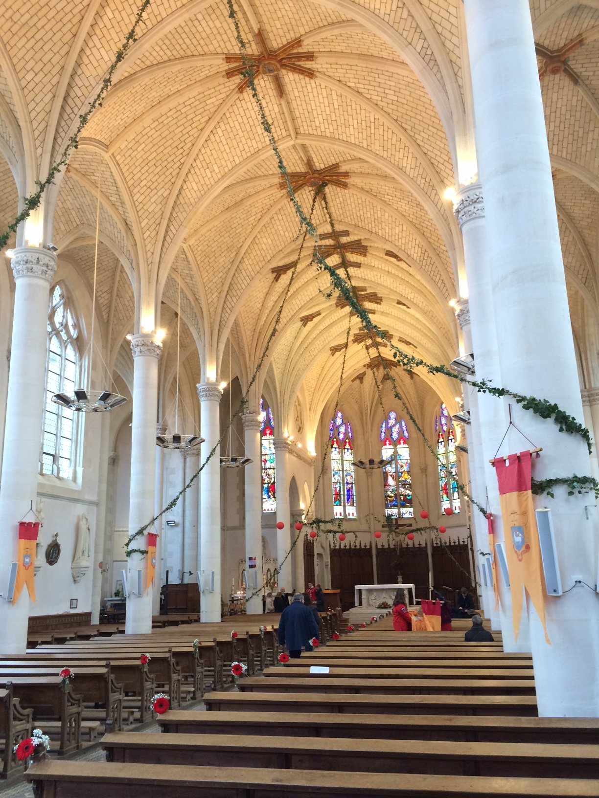 L'église de Maulévrier décorée aux armes du cardinal Luçon