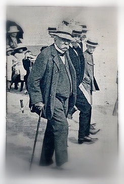 Clemenceau en promenade sur la plage en Vendée, 1919.