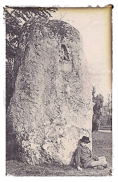 Le menhir du Mail, carte postale, vers 1910.