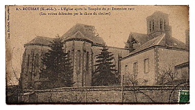 Les voûtes de l'église de Roussay, défoncées par la chute du clocher due à la tempête du 21 décembre 1921.