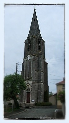 Le clocher de l'église de Villeneuve, au Fief-Sauvin