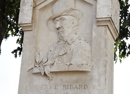 Stèle commémorative dédiée à Pierre Bibard