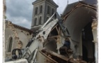 La nef de l'église éventrée.