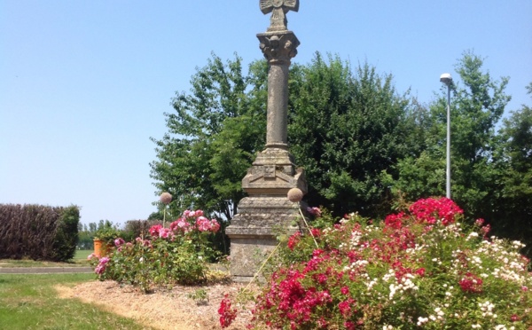 Cholet : la croix du Chêne Landry, vestige de l'ancien cimetière 